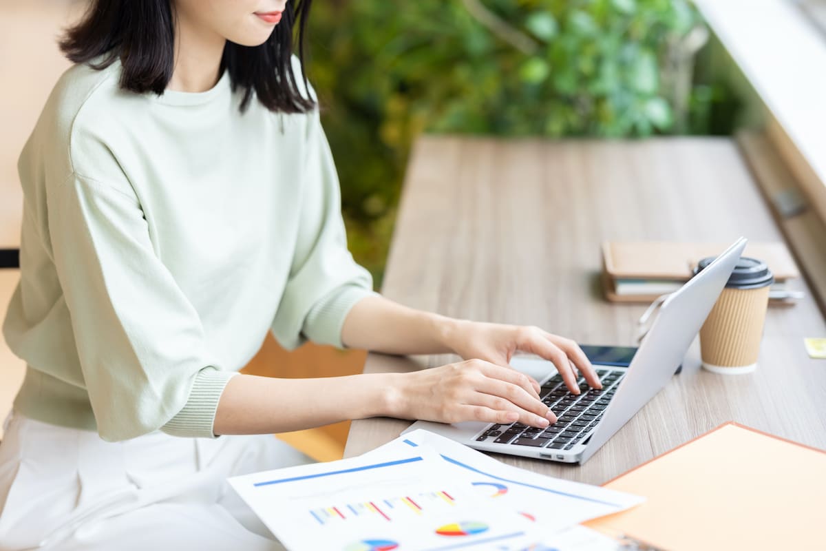 パソコンで作業する女性の手元