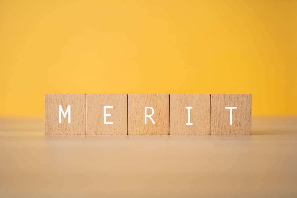 MERITと書かれたブロック