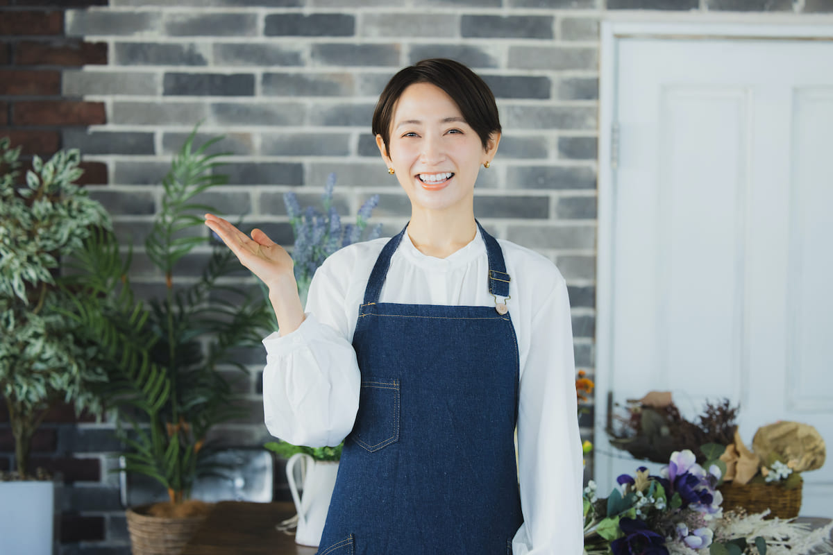 お客さんを案内する店員