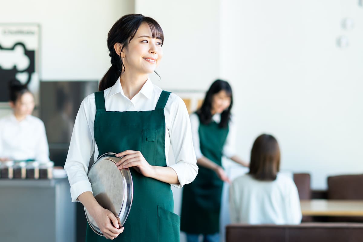 微笑んでいるカフェの店員