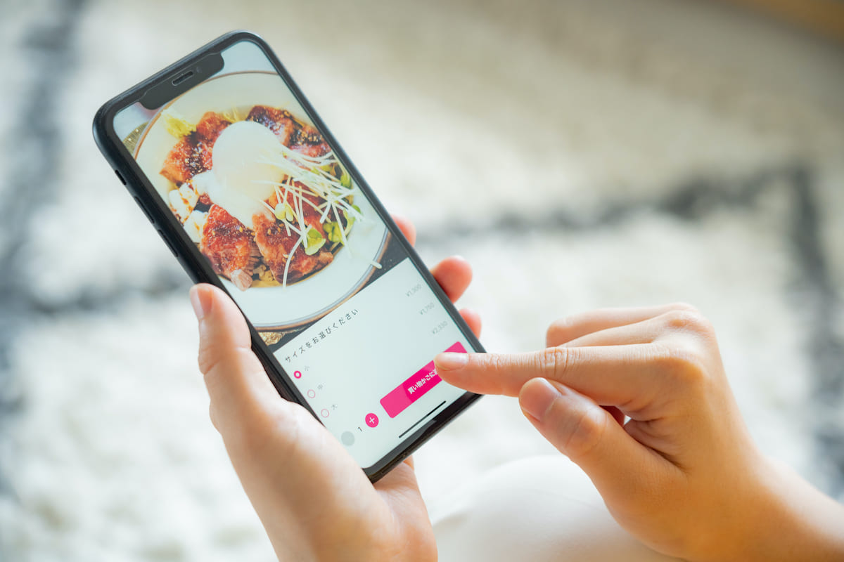 スマートフォンから注文している人の手元