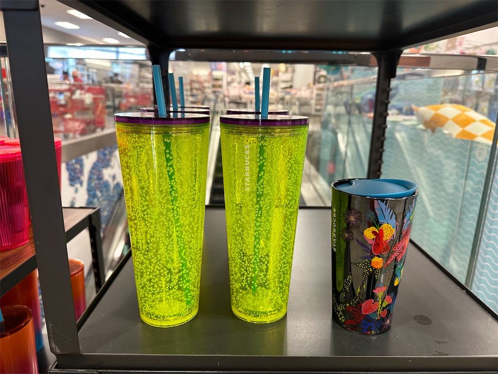 ハワイ限定スタバのボトルがスリムで可愛い😆 そしてこの夏の ハワイ限定スタバのボトルがスリムで可愛い😆 そしてこの夏の