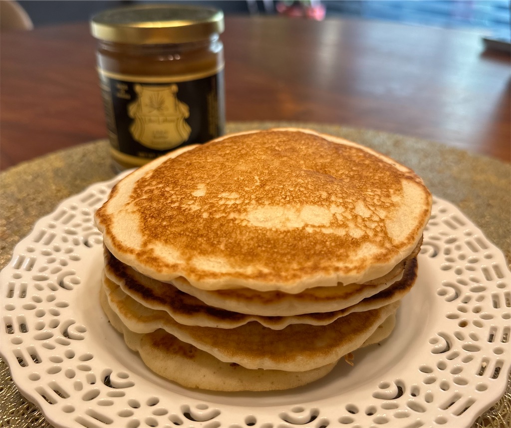 サタデーブランチはMade in HawaiiのKona 'Aina Farms（コナアイナファーム）のバターミルクでモチモチのパンケーキ😋