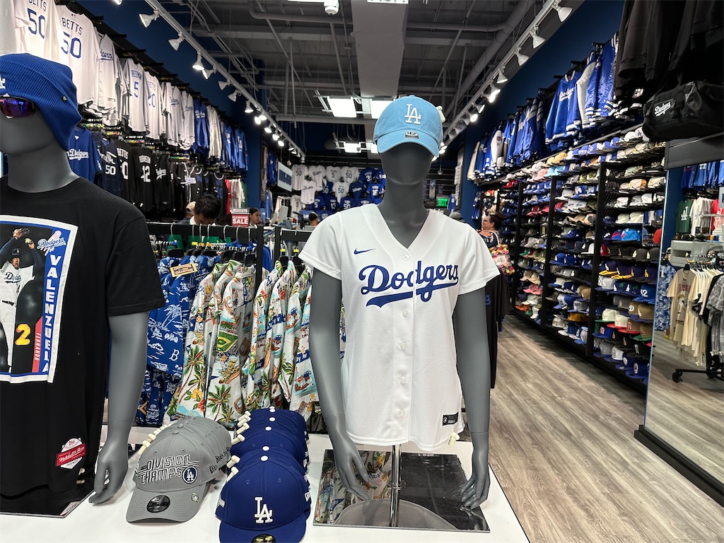 大谷選手のレプリカユニフォームが発売開始！！アラモアナショッピングセンターのドジャースのクラブハウスで見つけました ️ ハワイの楽しいこと