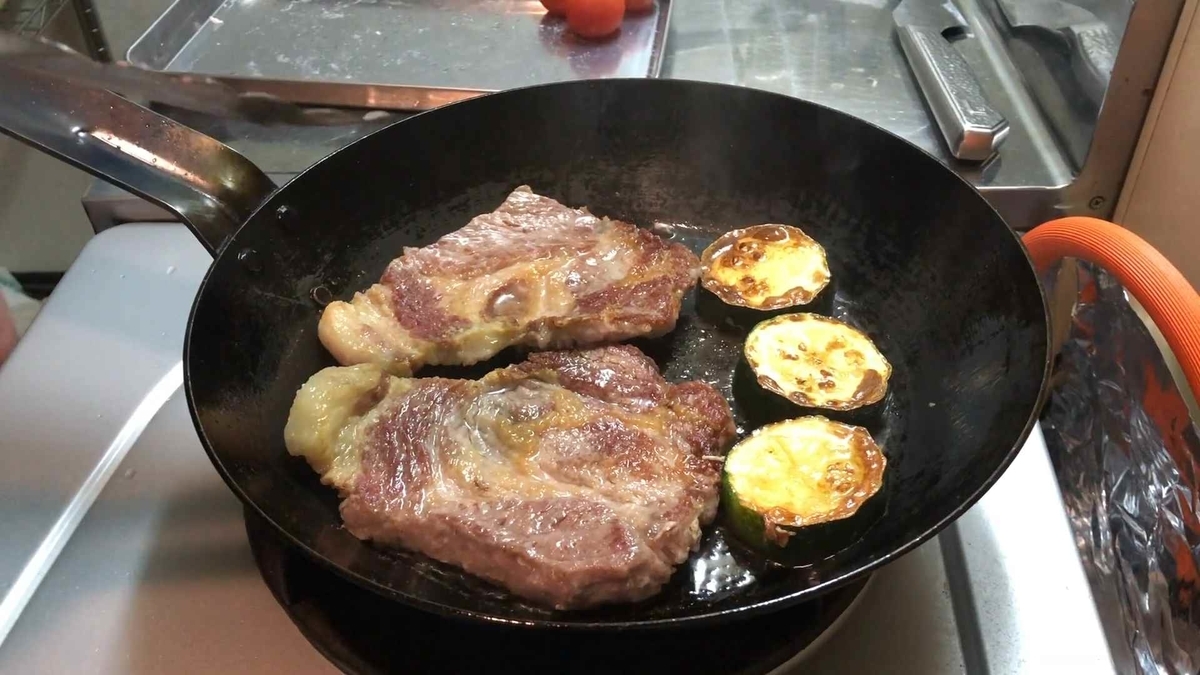 豚肉こんがり焼く