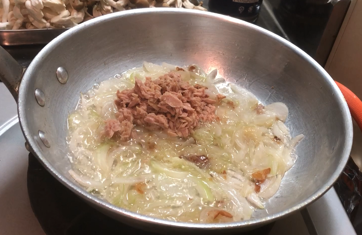 ツナを入れて炒める