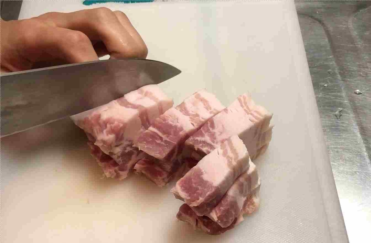 豚塩炒め肉切る