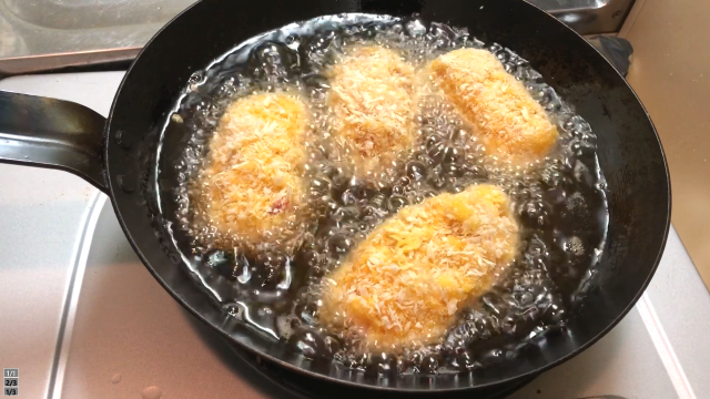 豚こまチーズ揚げる