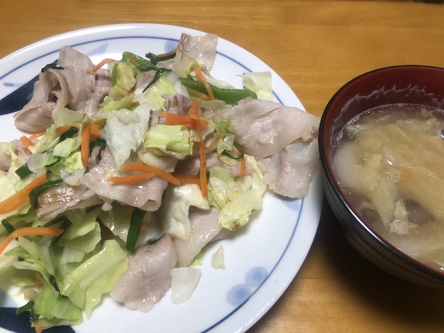 野菜炒めと、豚汁