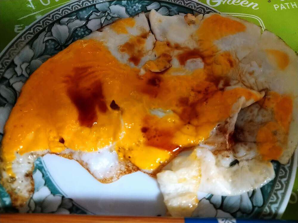 皿に配膳された目玉焼き
