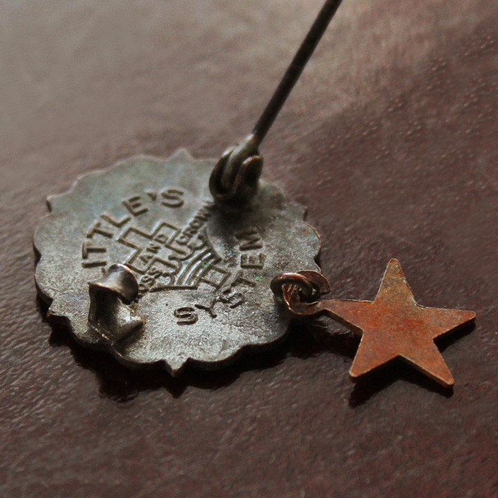 はっきりと浮き出たLITTLE SYSTEMのロゴと十字架＆王冠