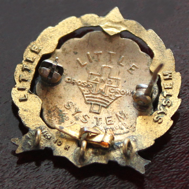 Little's Cross and Crown Systemの金メッキ&エナメル加工されたブローチ