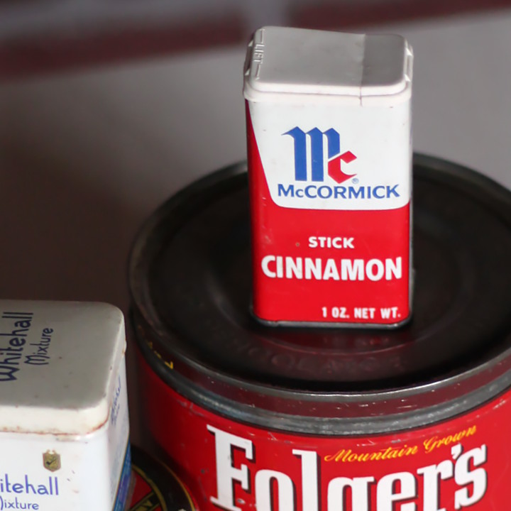 絆創膏などのファーストエイドキットを入れる缶や小物入れとして使えるティン缶