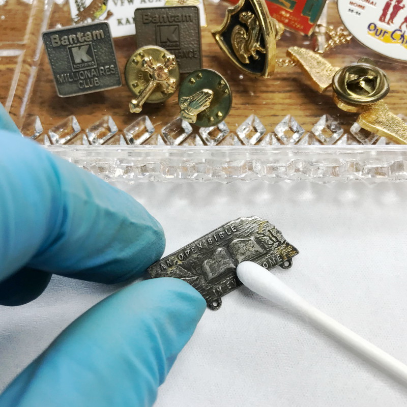 金属に付着した汚れやくすみを簡単にクリーニング｜ヴィンテージピンバッジ