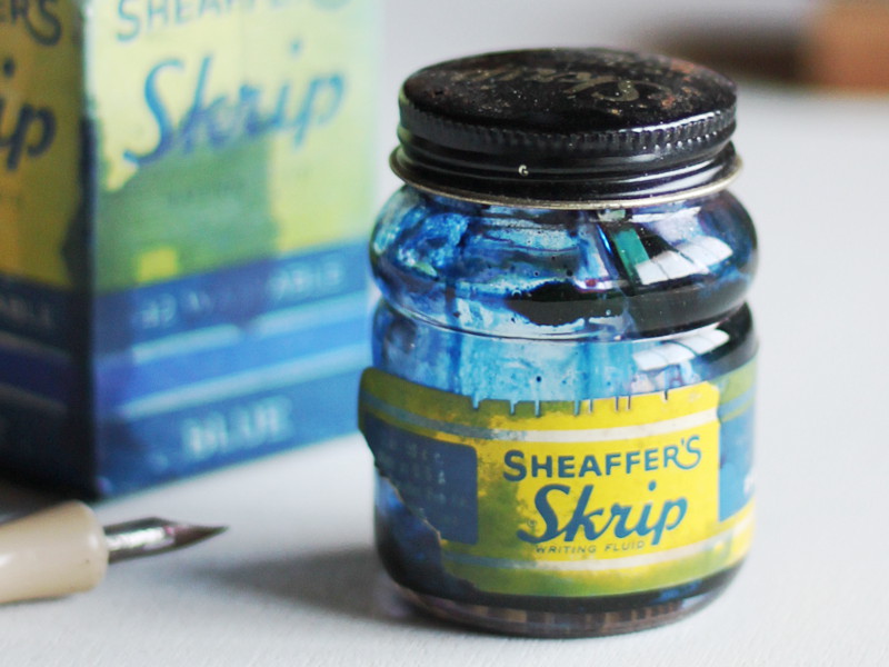 青いインクがついたままのインクボトルと外箱｜Sheafferヴィンテージインクボトル