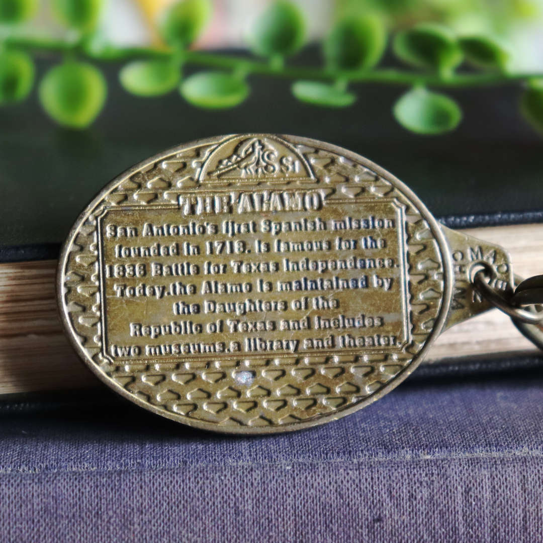 裏面には刻印されたアラモ伝道所の成り立ち|コレクティブルキーホルダー