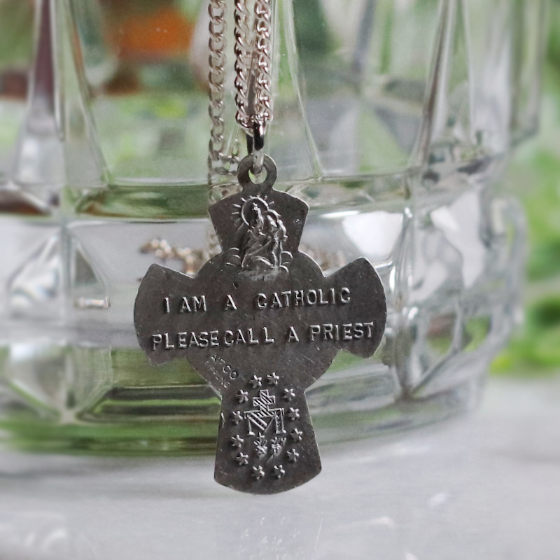 裏面にはカトリック信者であることが記されています｜ヴィンテージ4Way Crossメダイネックレス