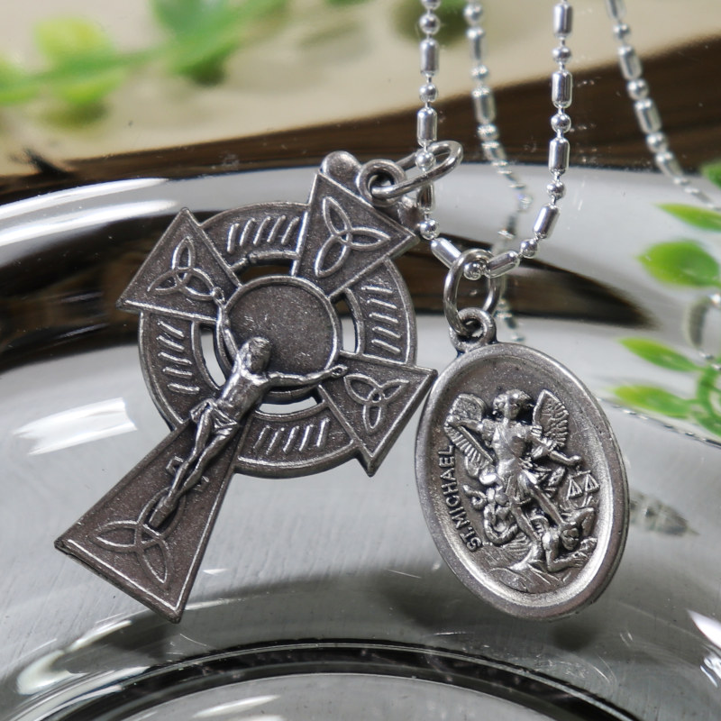 トリケトラのケルト文様が美しい十字架ネックレス|イタリアヴィンテージ