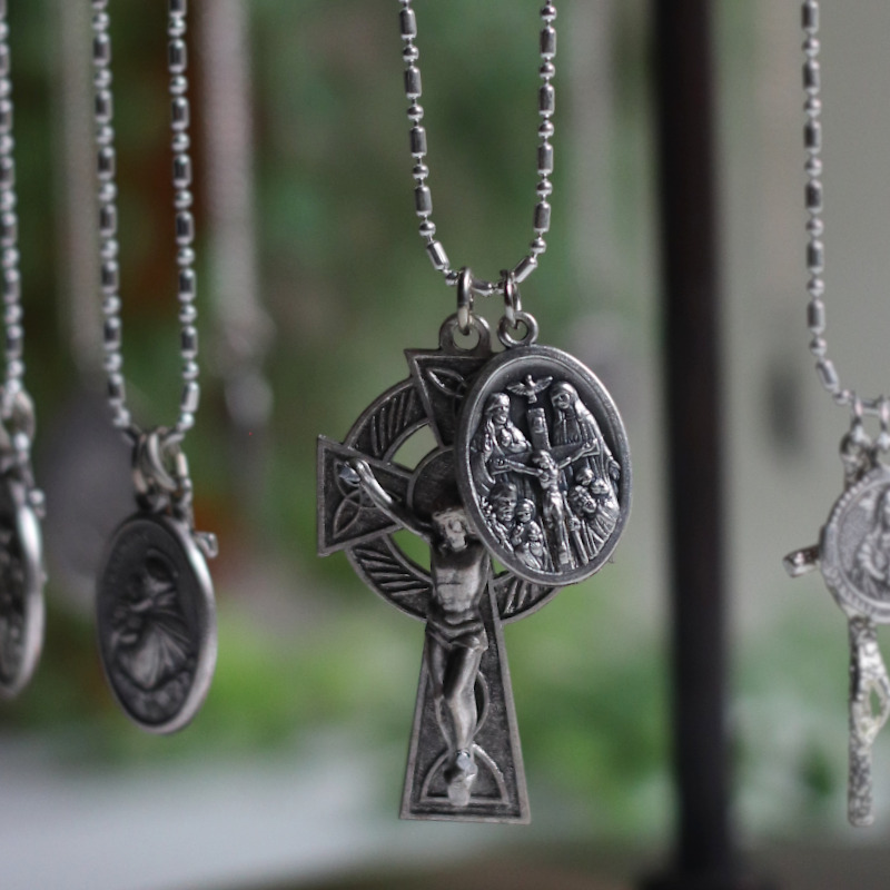 カトリック教会で人気の高い聖人や聖母が描かれた4Way Crossメダイ