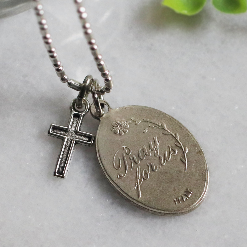 メダイ裏面にはPray for usの文字と一輪の花、ITALYの文字｜メダイネックレス