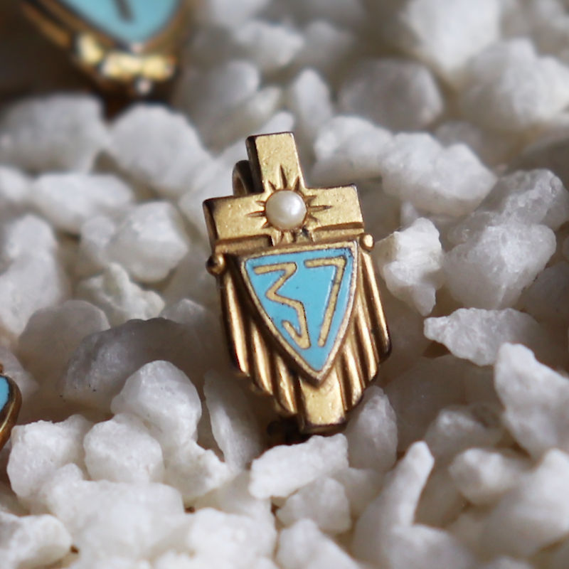 USAヴィンテージクリスチャンクロス&盾ブローチ水色・パール|アンティークピンバッジライトブルー/パール