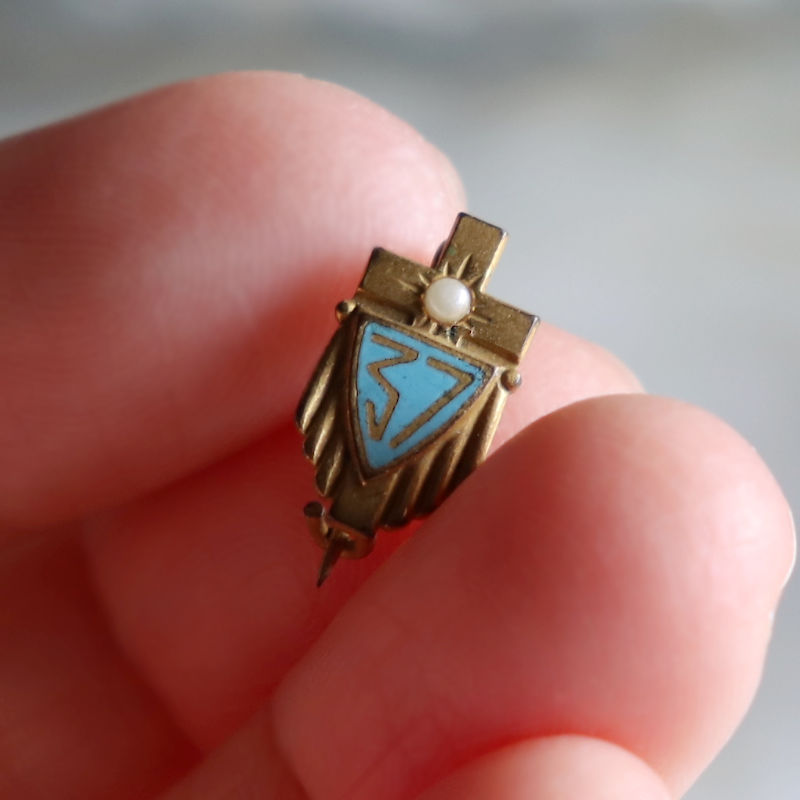 小さなフェイクパールが埋め込まれた美しいミニピンズ|アンティークブローチ