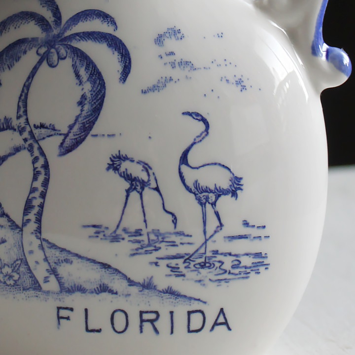 シンプルなフォントで書かれたFLORIDAの文字と可愛いフラミンゴたち