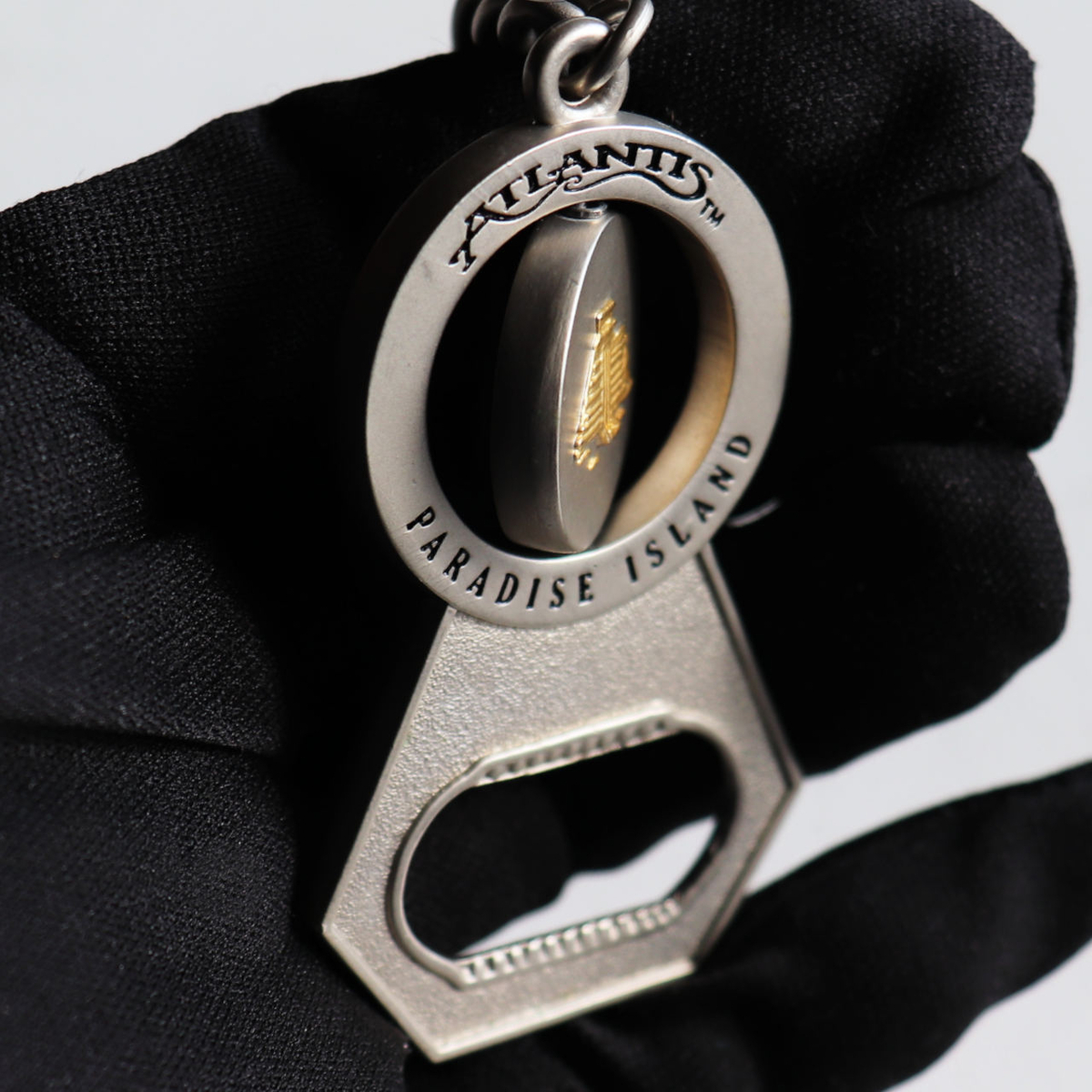 ボトルオープナーの持ち手部分には回転するプレート|USAコレクティブルキーホルダー