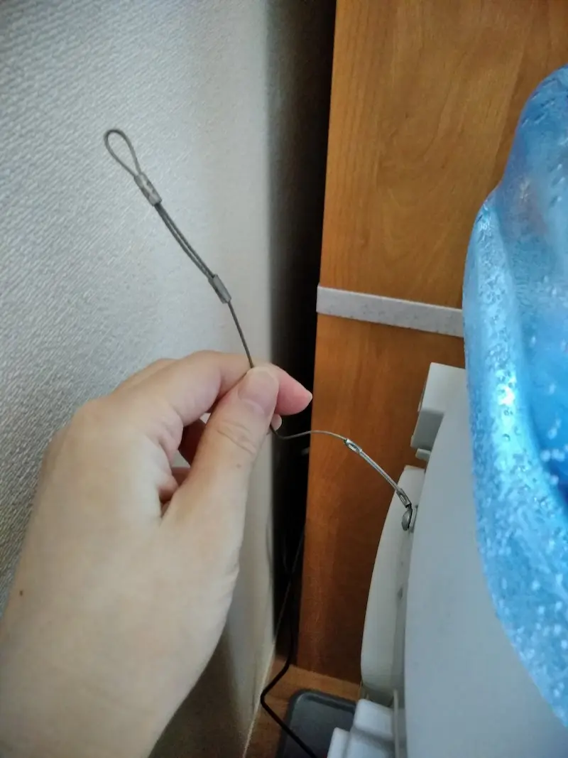 私が使っていたクリクラの転倒防止ワイヤーの写真