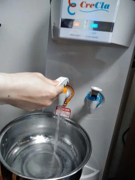 クリクラの水を鍋に注ぐ写真