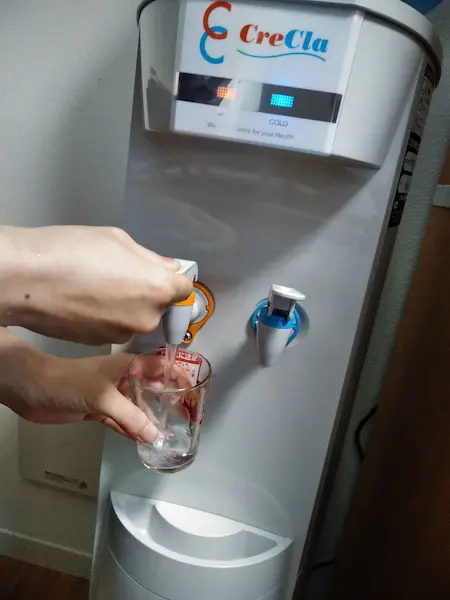 ウォーターサーバーの水を注ぐ写真