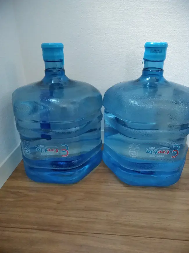 クリクラの予備ボトルが玄関の場所を圧迫する写真