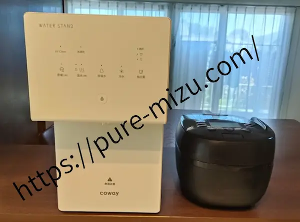 浄水型ウォーターサーバー・ピュアライフSと炊飯器のサイズを比べた様子