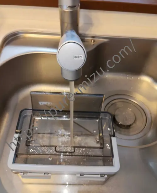 浄水型ウォーターサーバー・ピュアライフSの給水タンクに水道水を注ぐ様子