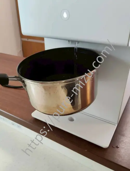 ピュアライフSの温水を料理に使っている様子