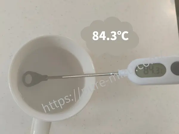 浄水型ウォーターサーバー・ピュアライフSの温水の温度が84.3℃だった様子