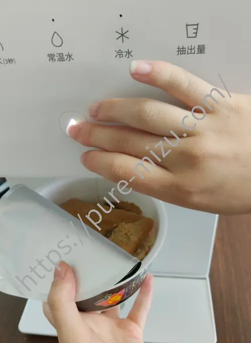 浄水型ウォーターサーバー・ピュアライフSでカップ麺を作る様子