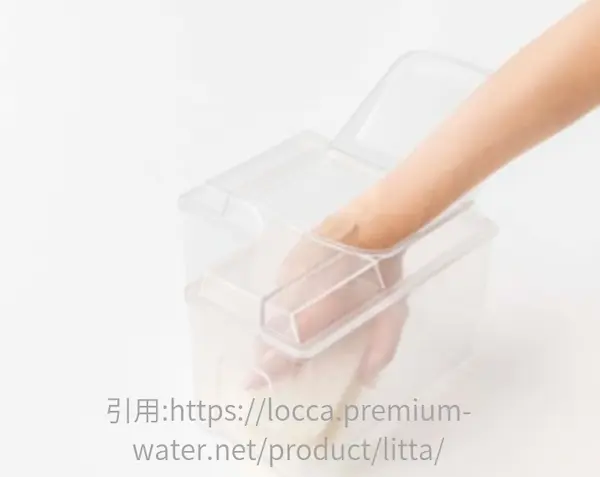 浄水型ウォーターサーバー・Loccaの給水タンクを洗浄する様子