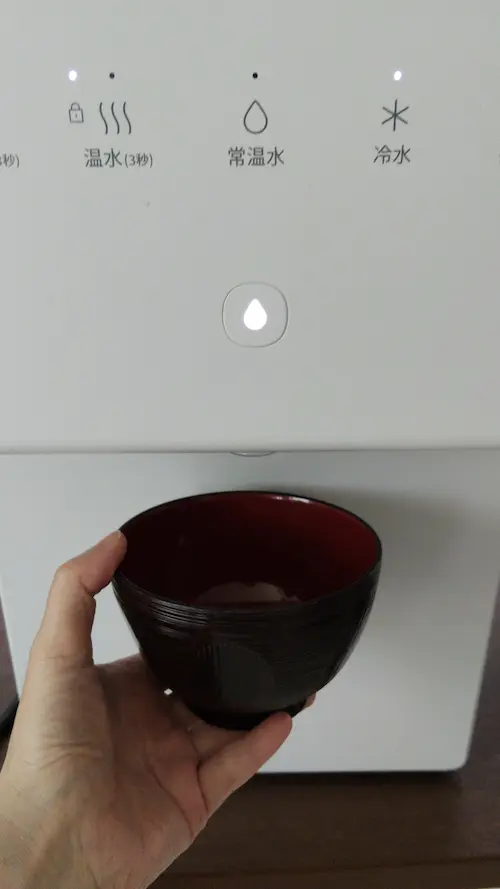 浄水型ウォーターサーバー・ピュアライフSでインスタント味噌汁を作る様子