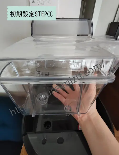浄水型ウォーターサーバー・エブリィフレシャストールの給水タンクを外す様子