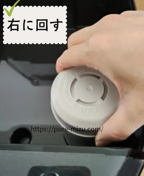 浄水型ウォーターサーバー・エブリィフレシャストールのカートリッジを設置する様子