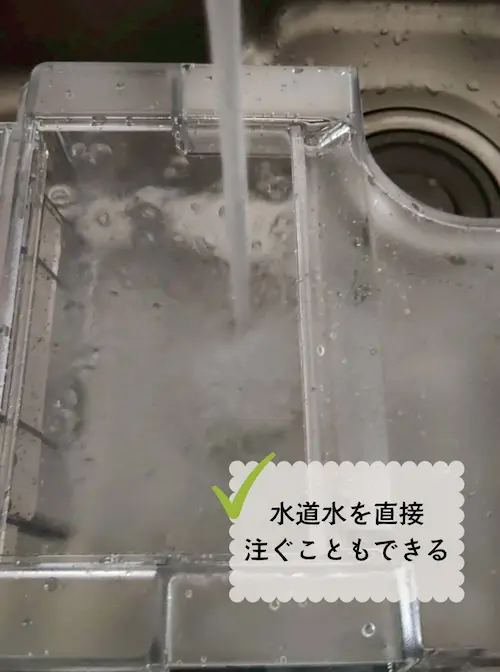 浄水型ウォーターサーバー・エブリィフレシャストールの給水タンクに水道水を注ぐ様子