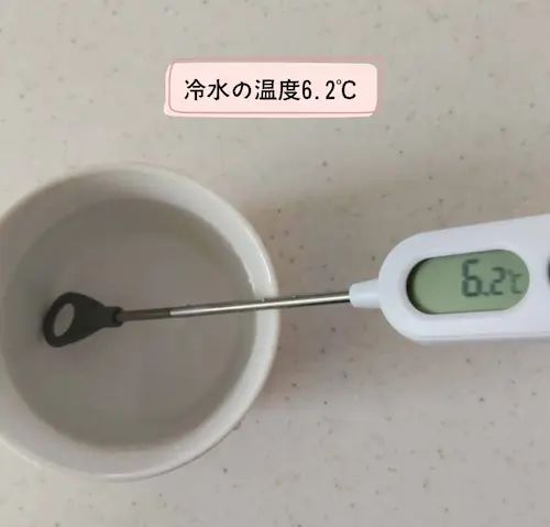 浄水型ウォーターサーバー・エブリィフレシャストールの冷水の温度を測ったら6.2℃だった様子