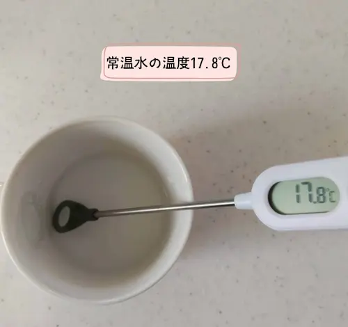 浄水型ウォーターサーバー・エブリィフレシャストールの常温水の温度を測ったら18.7℃だった様子