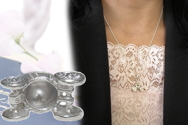 f:id:fauni:20161004185507j:plain かぼちゃの馬車シルバーペンダントチャーム