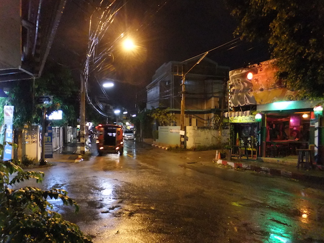 夜のチェンマイ旧市街