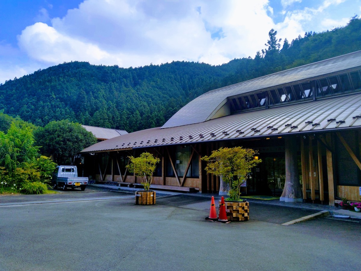 前日光つつじの湯の建物の写真