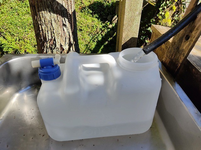 不動の名水　タンクに取水中