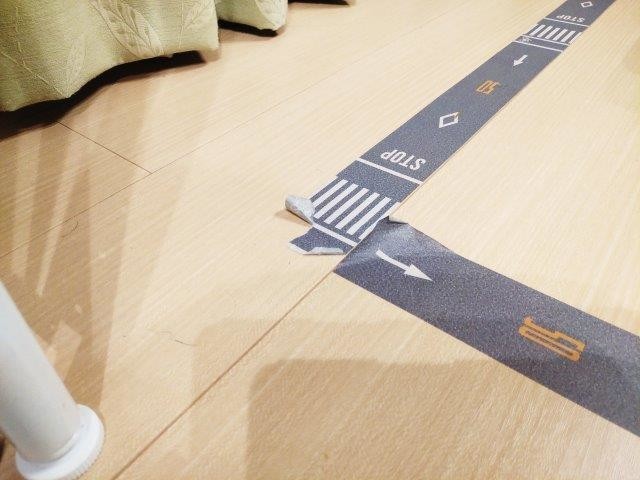おうち時間は道路のマスキングテープで遊ぼう 注意点も紹介 早起きパパのカジメン生活