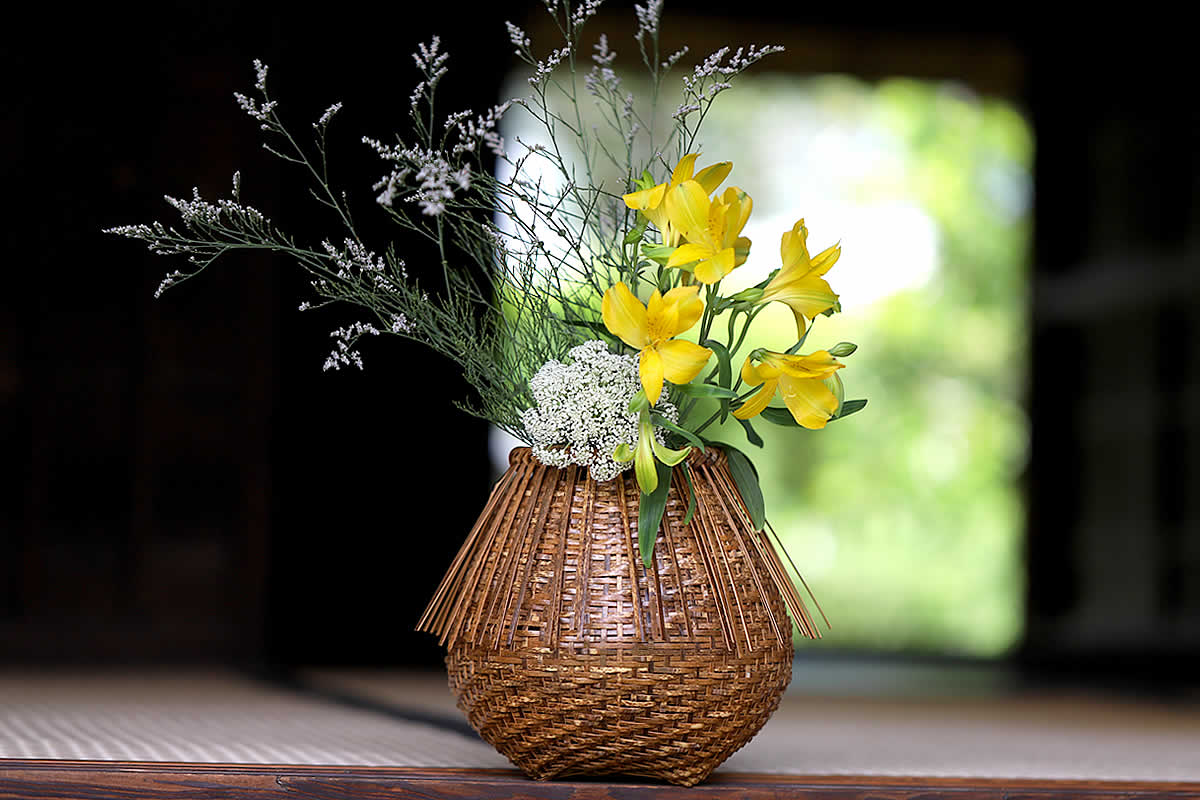桂籠の花入 - 犀のように歩め
